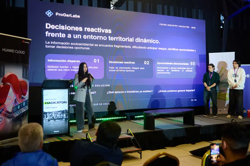 Presentación en el escenario con la lámina “Decisiones reactivas frente a un entorno territorial dinámico”.