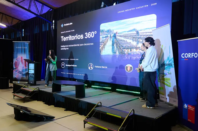 Escenario con la lámina de portada de Territorios 360°, inteligencia socioambiental para decisiones estratégicas.